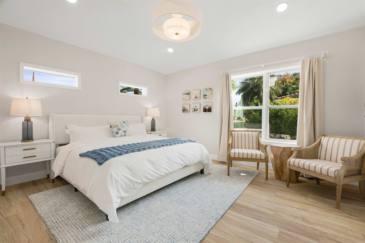 [Bedroom #2] King Tempur-pedic bed, TV & bathroom