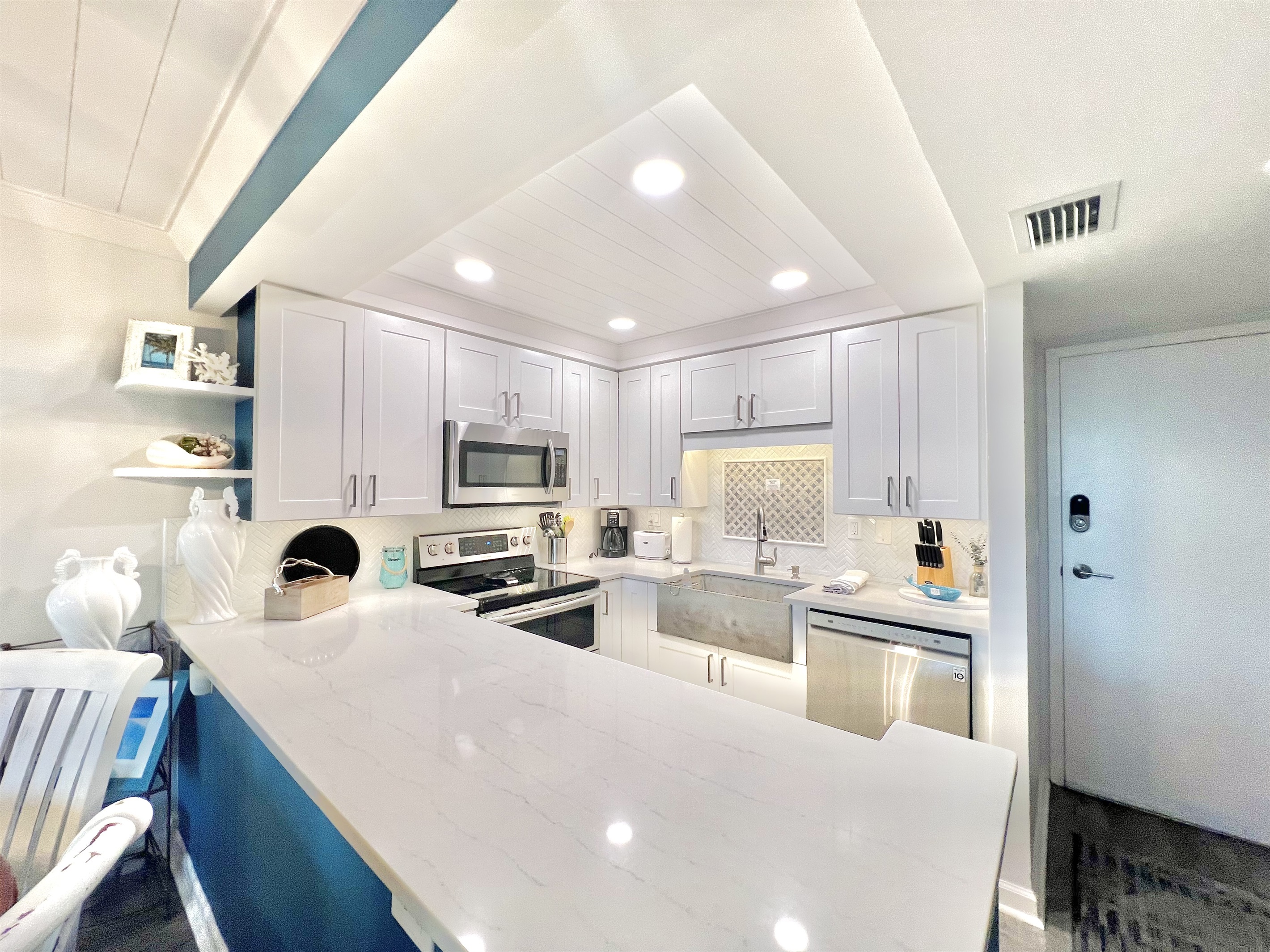 Sleek, modern kitchen with quartz countertops – fully equipped for vacation cooking.