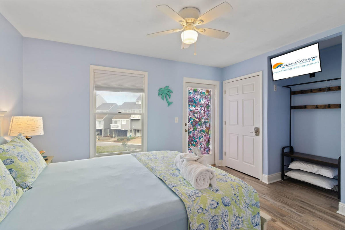 Stay in the queen room and you're not missing a thing &mdash; smart TV, your own deck access, and none of the consolation-prize energy.
