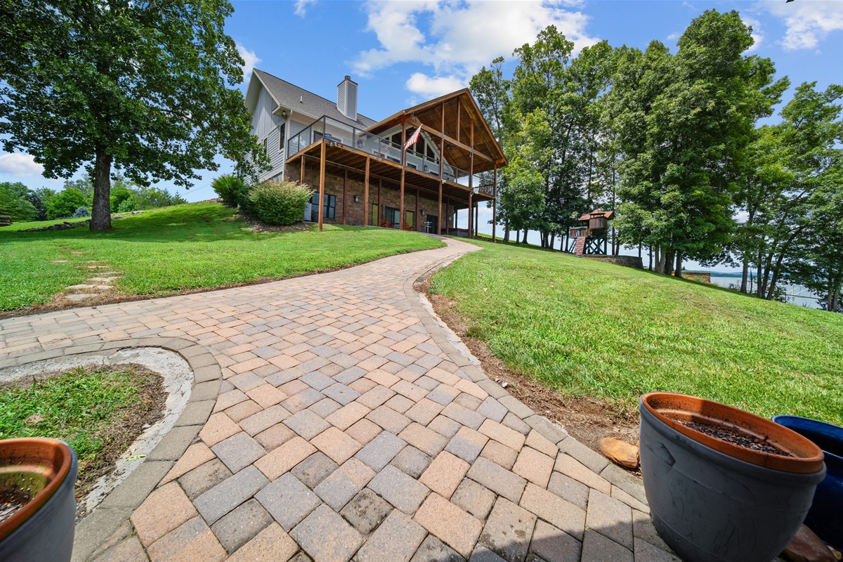 No steps from lake to house