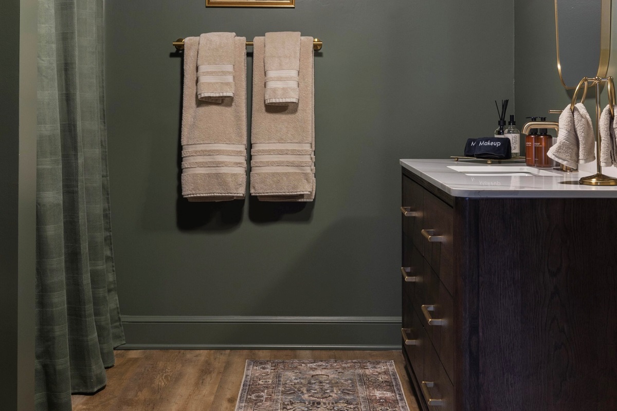 Main Floor Full Bath 1