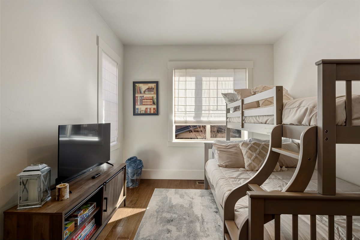 Bunk Room with Twin Bed over Full