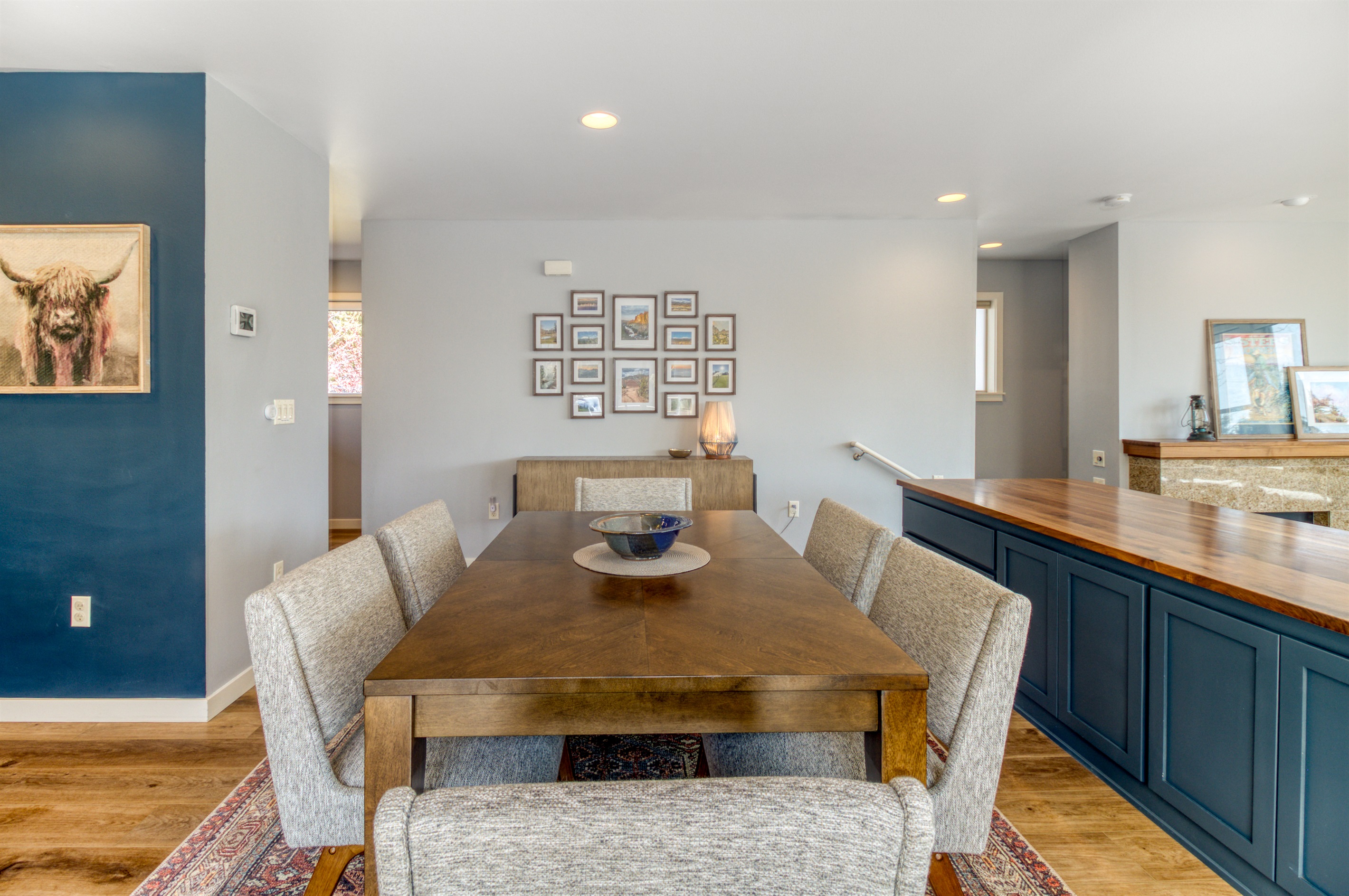 Gather around. 🍽️✨
A dining area comfortably seating six, perfect for meals and memories.