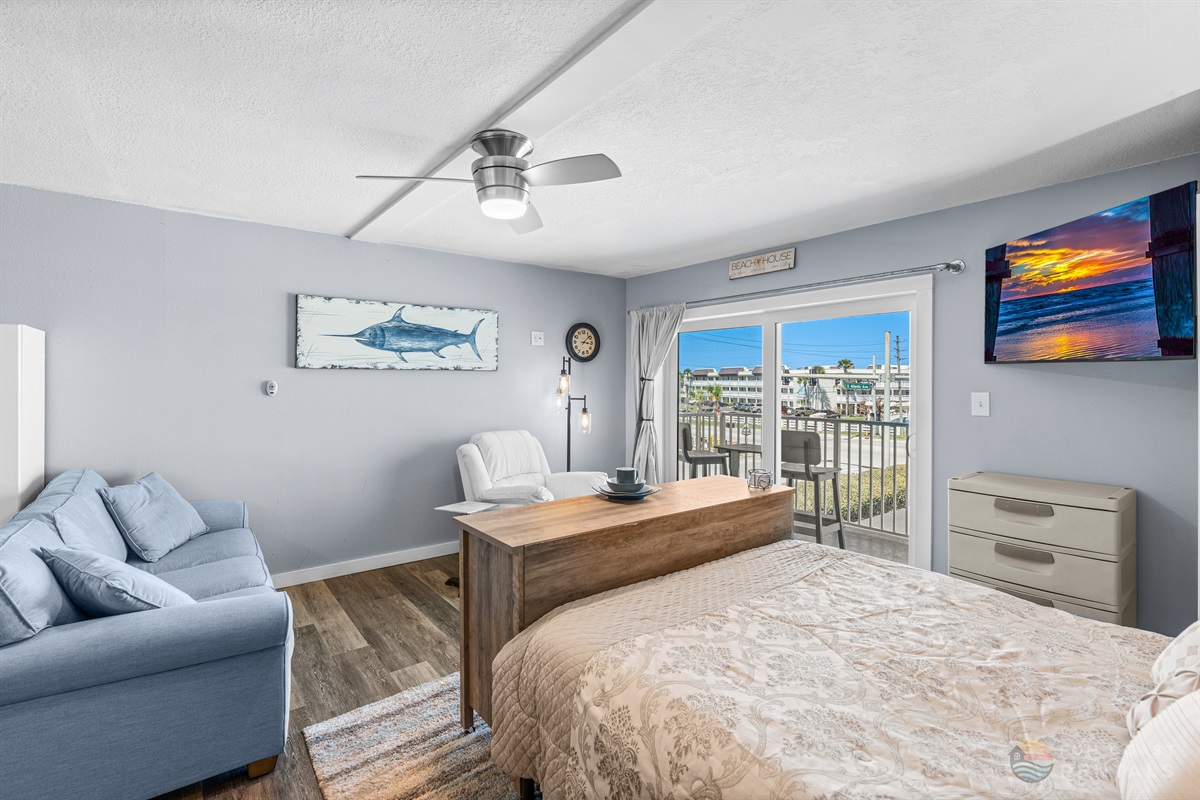 Studio with Queen bed and ample seating!