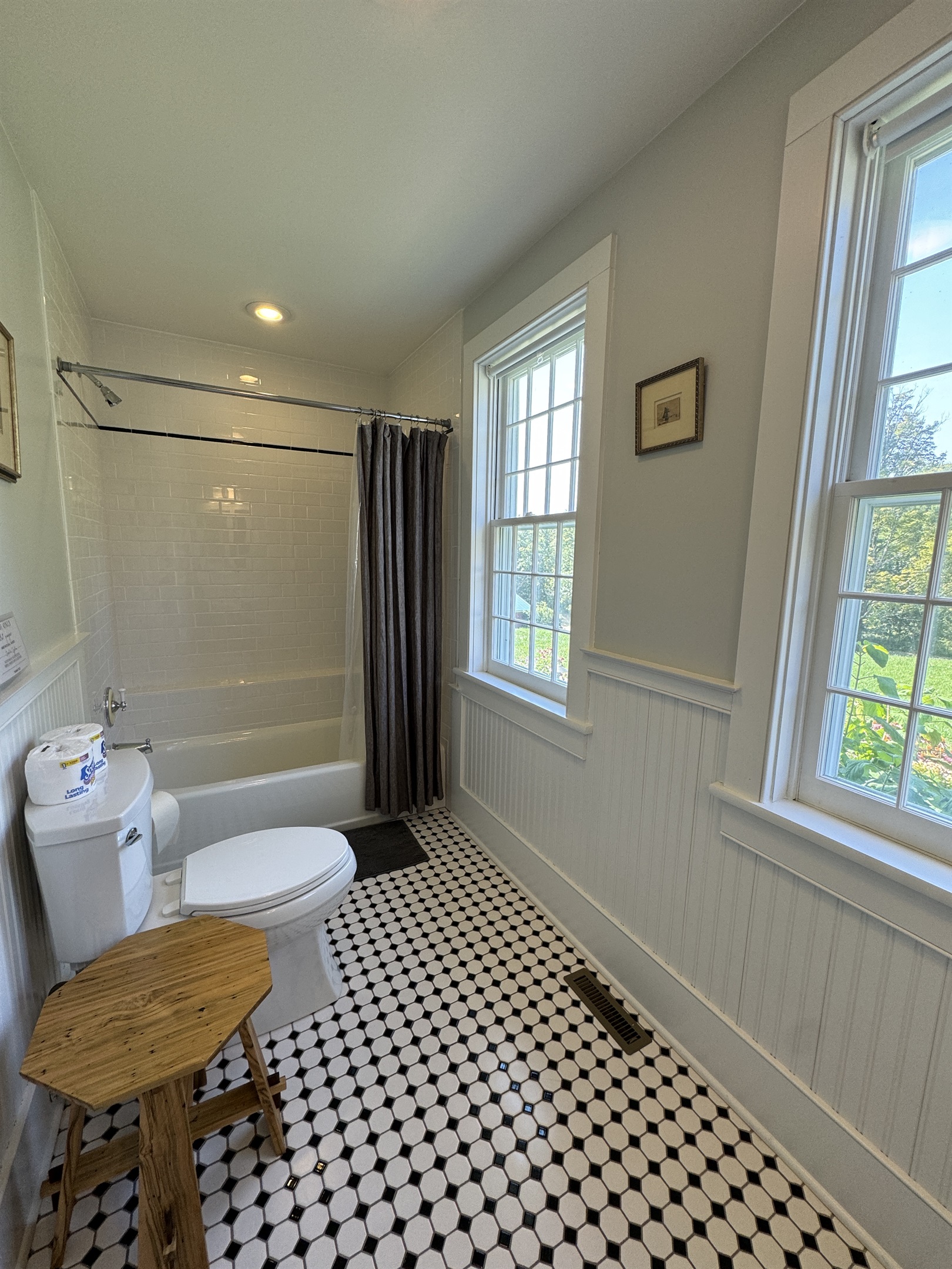 1st floor bathroom with tub/shower