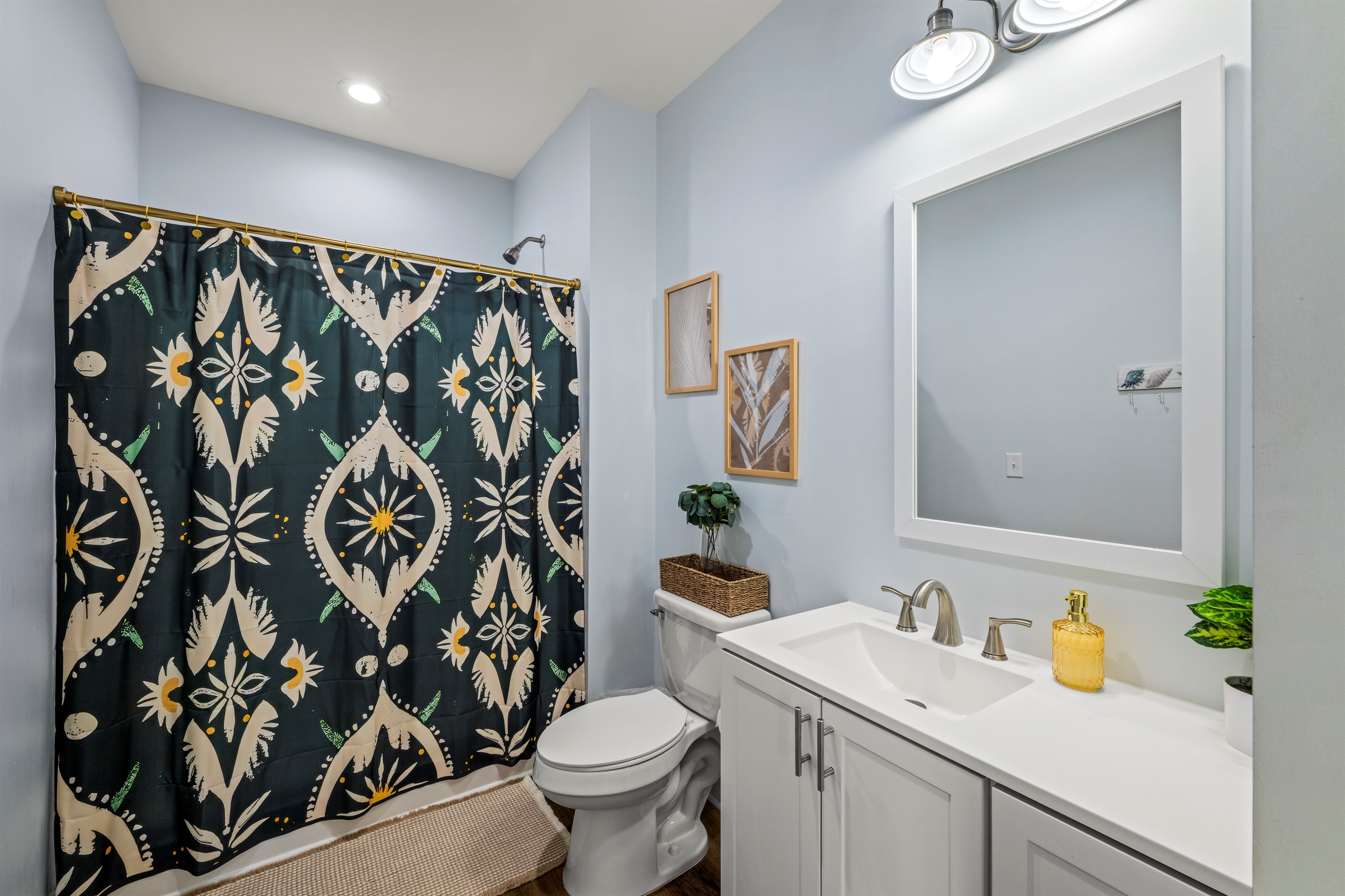 Clean, bright, and stylish. This spacious bathroom makes getting ready for beach days quick and easy.