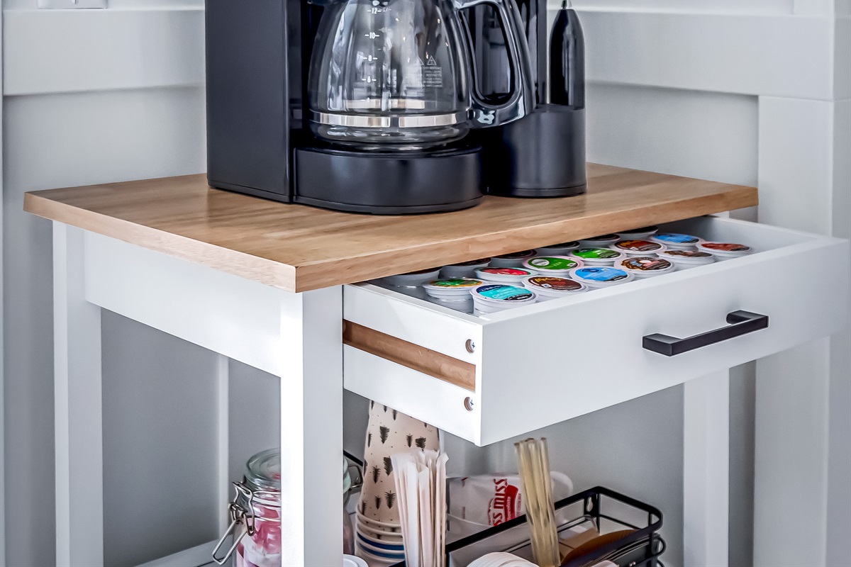 Sunrise cottage - Coffee station includes 12 cup brew coffee pot and k-cup single servings