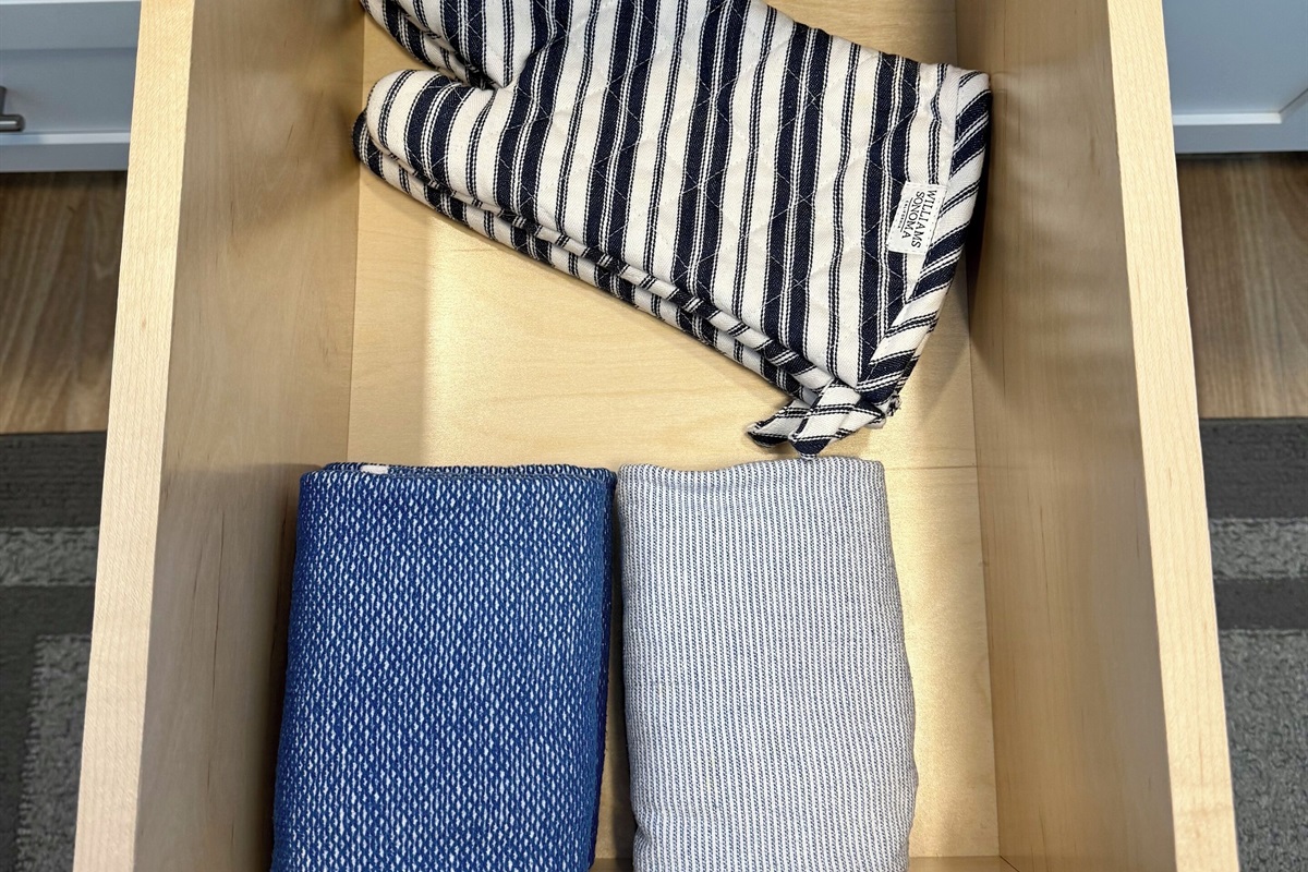 Williams Sonoma kitchen towels & hot pads