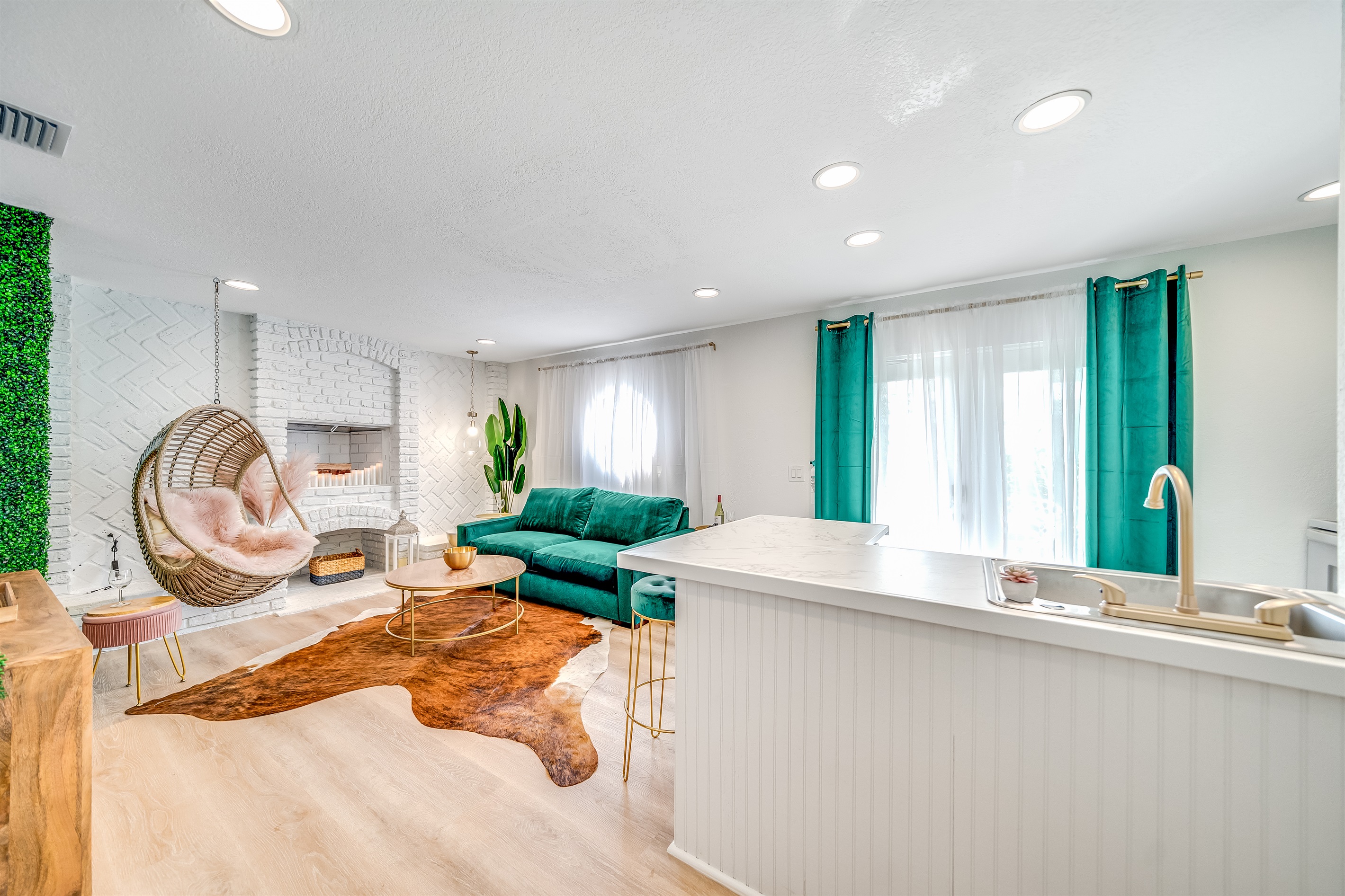 Guesthouse with Fenced Yard- Palm Wave Says 2