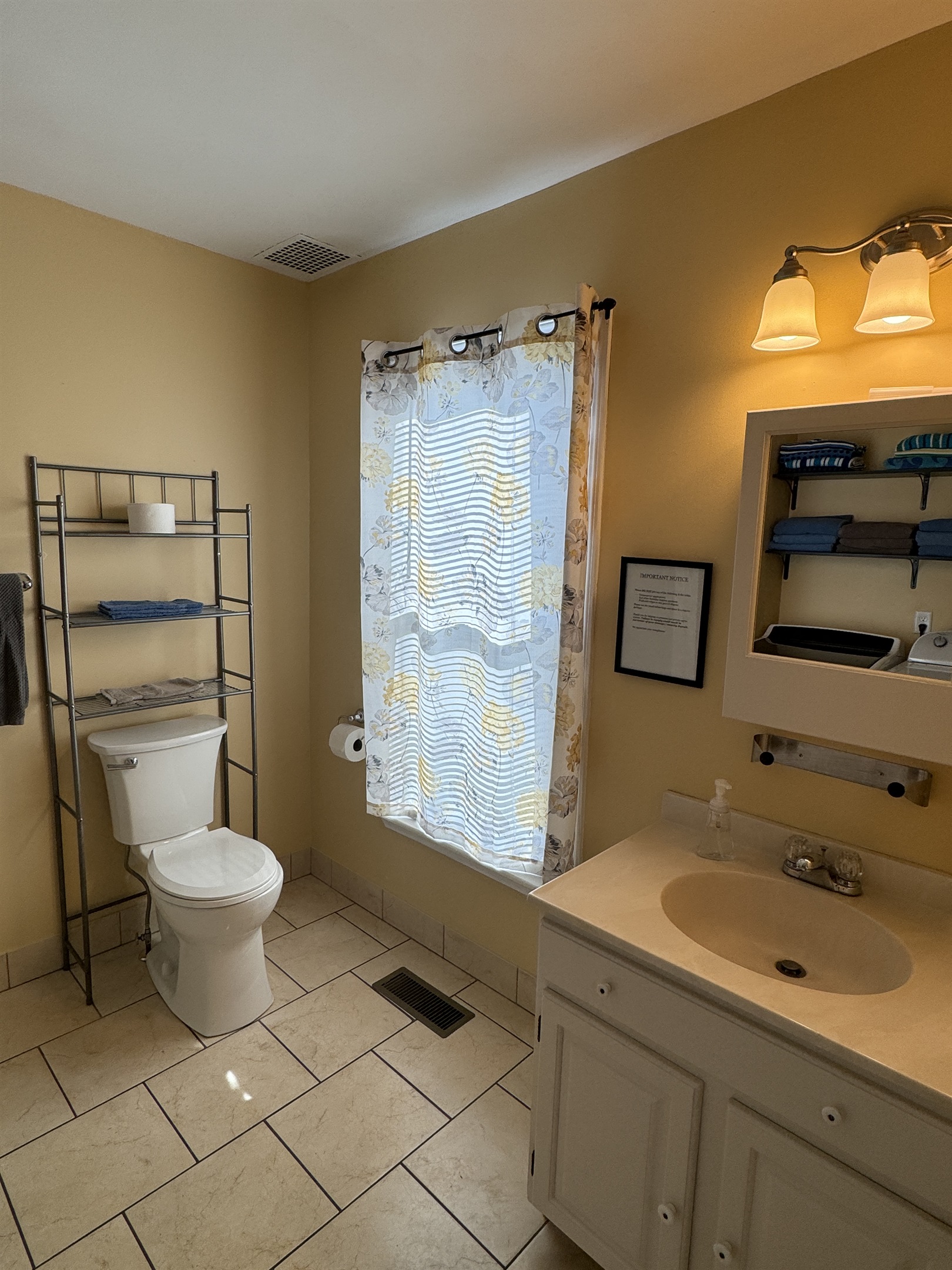 Cooperstown Cottage 1st floor full bathroom.