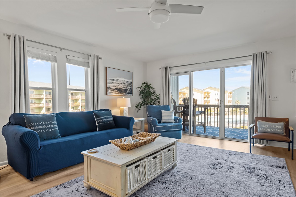 Stylish d&eacute;cor, ocean vibes, and a bright living space.