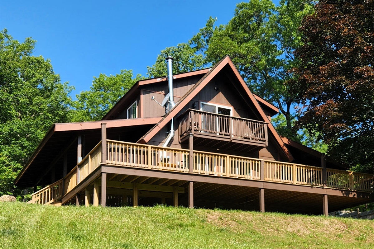 Escape to a cozy and rustic mountain cabin with expansive decks and breathtaking views.