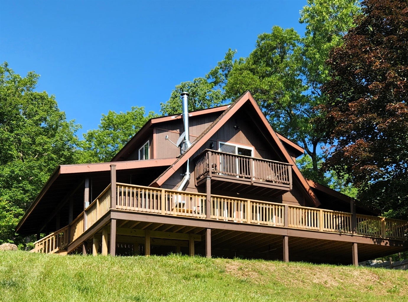 Escape to a cozy and rustic mountain cabin with expansive decks and breathtaking views.