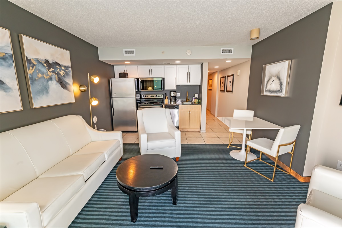 Living Room with Stunning Views🌊☀️