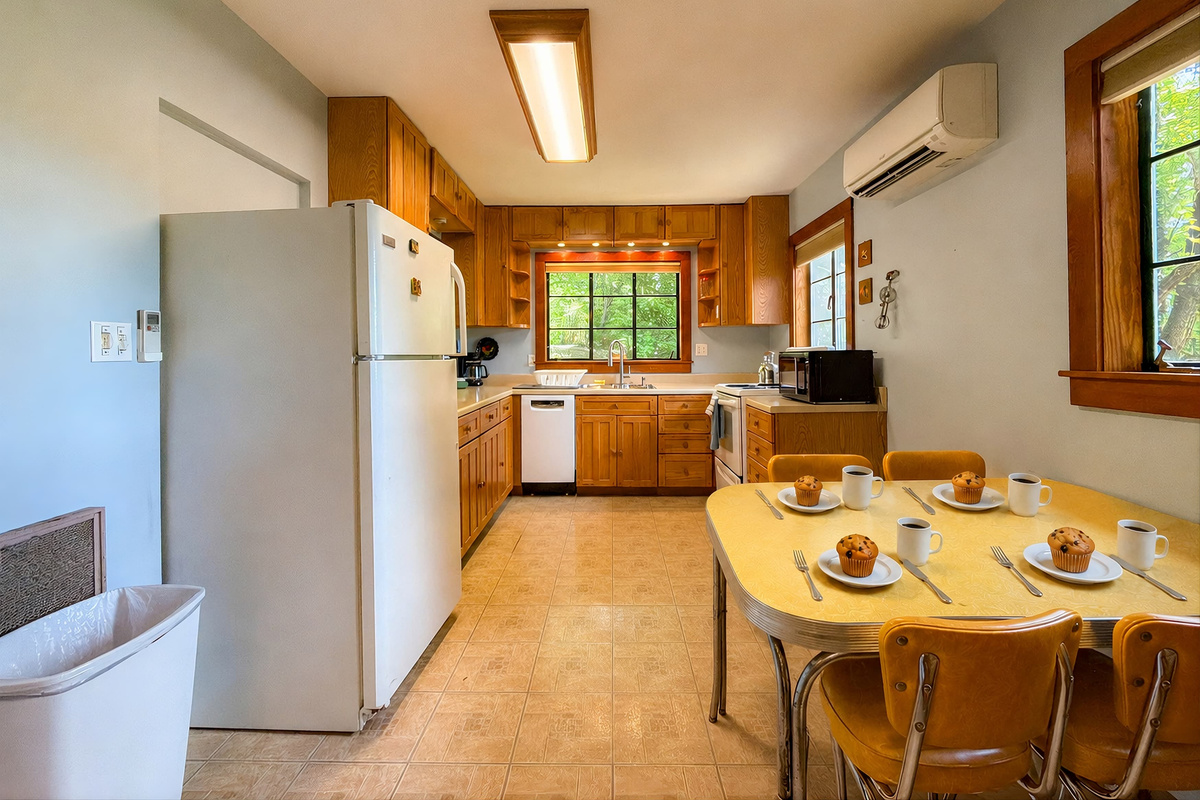 fully stocked kitchen complete with a great nostalgic breakfast table!