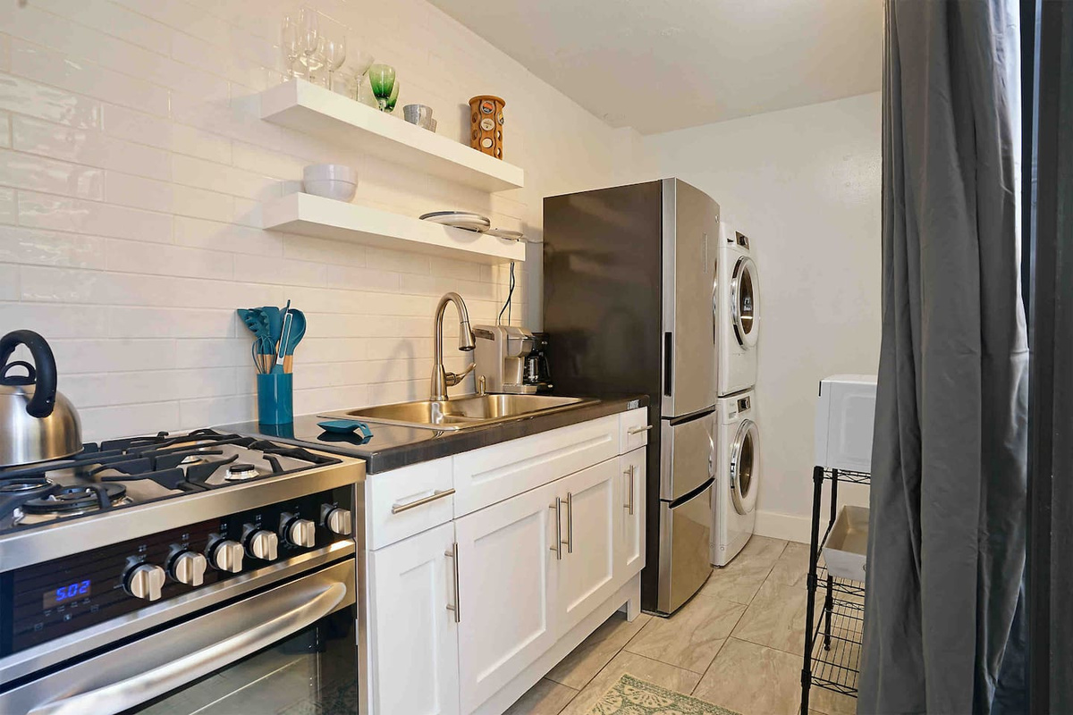 Full kitchen amenities and K-Cups included!