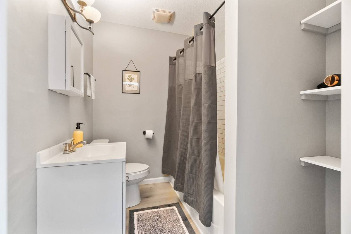 Full Bathroom.