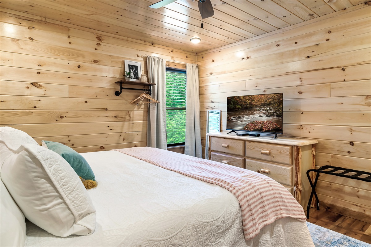 The "Pretty as a Peach" bedroom has a Smart TV and dresser