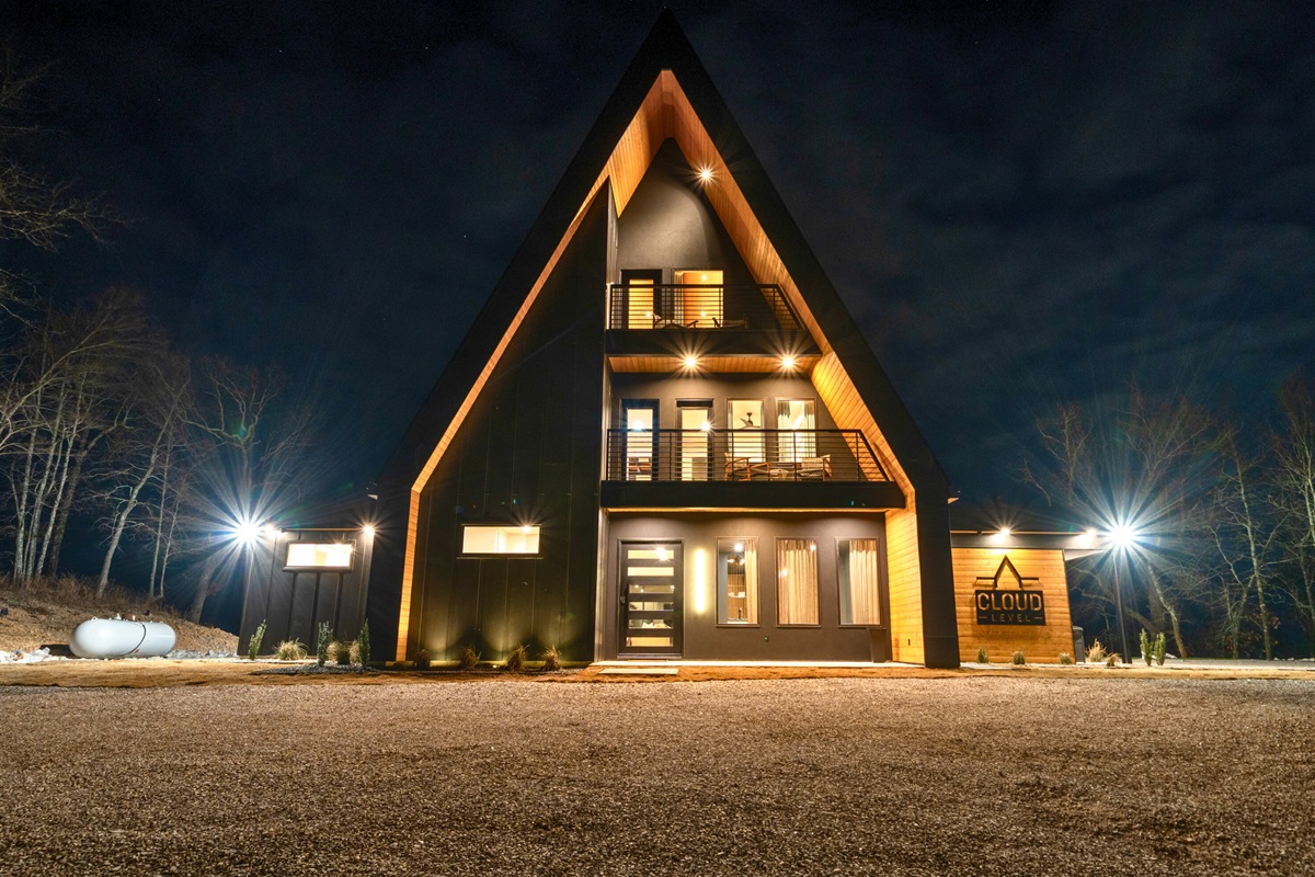 A stunning exterior view that shows off the cabin&rsquo;s modern design, warm lighting, and that peaceful &ldquo;tucked away&rdquo; feeling as soon as you arrive.