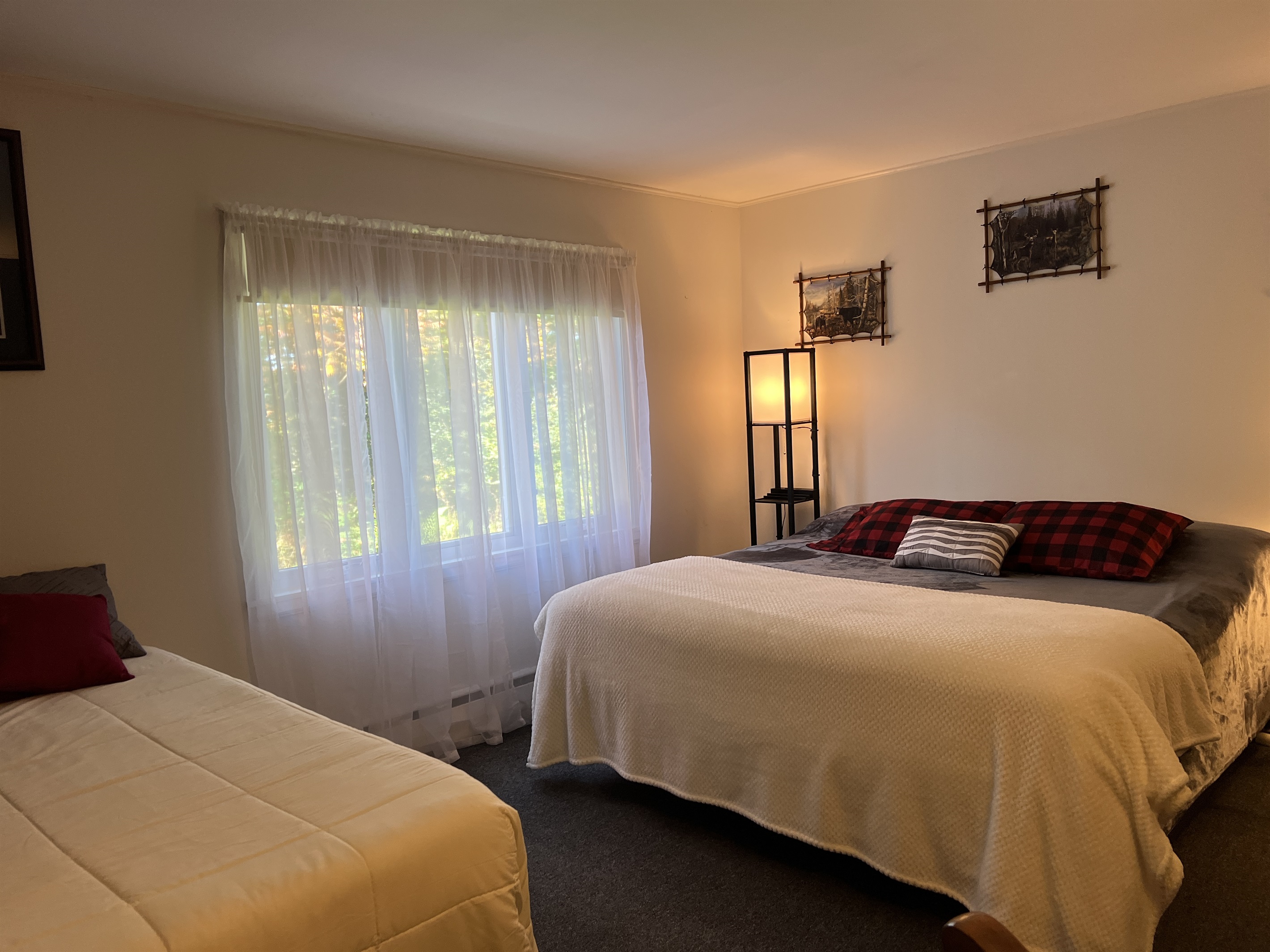 King bedroom with extra twin bed