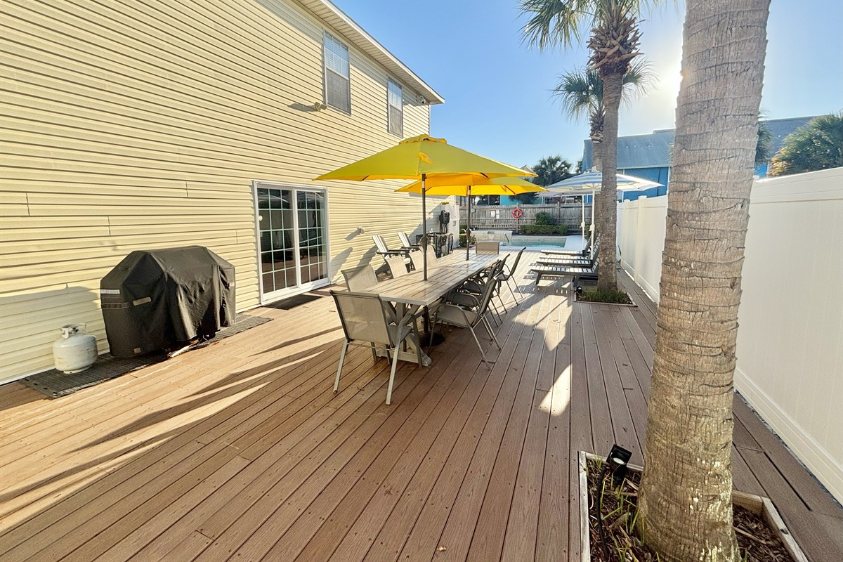 Outdoor dining area w/ grill!