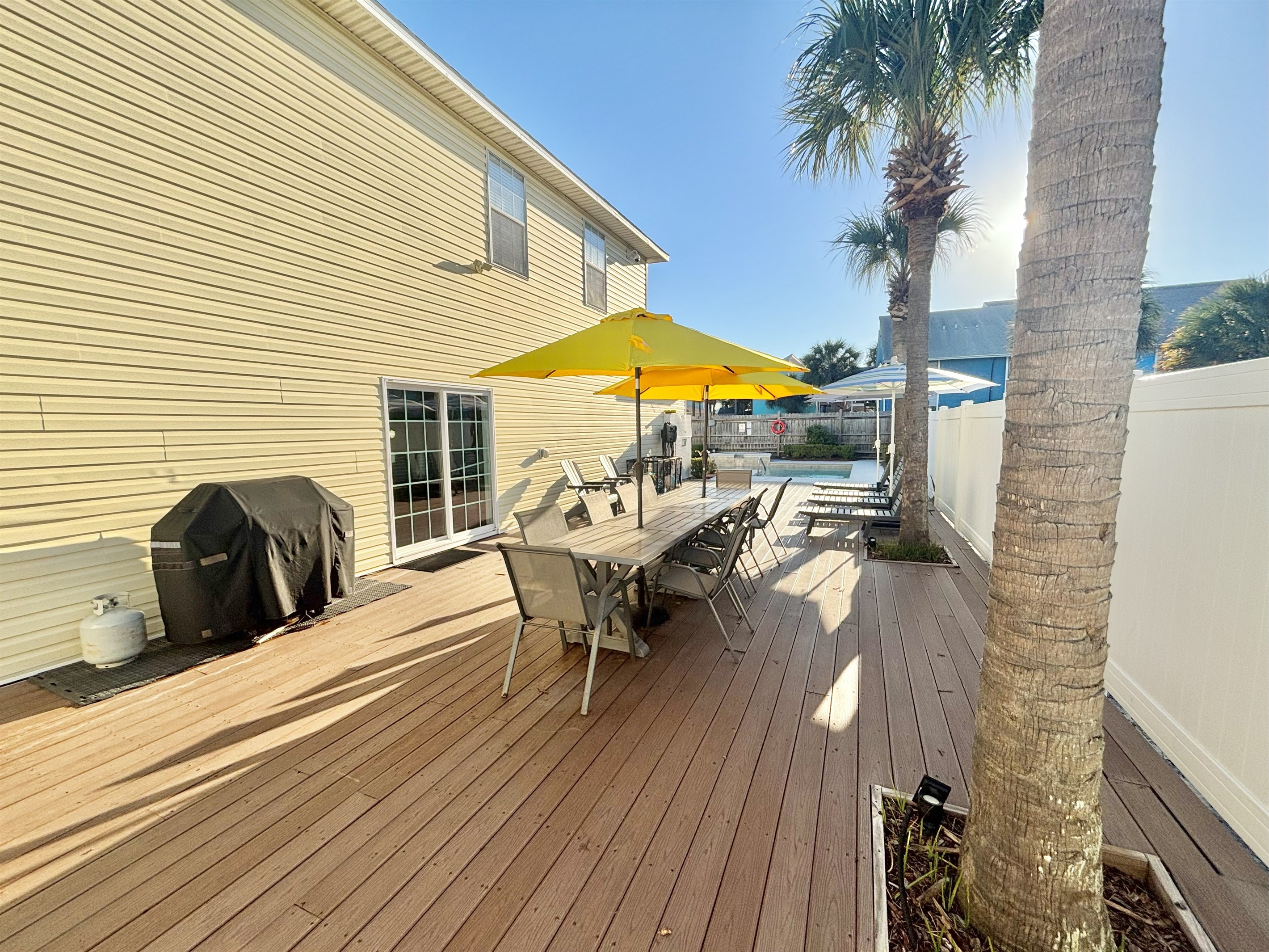 Outdoor dining area w/ grill!
