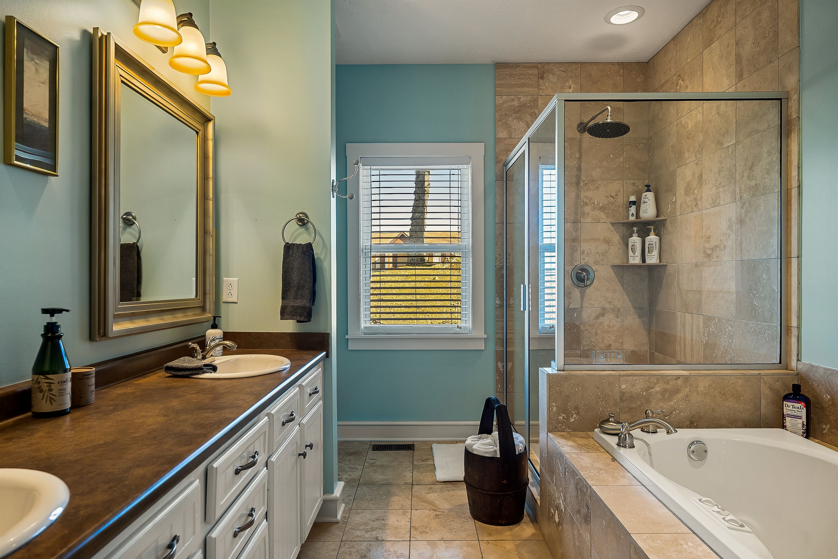 Primary bath with Jacuzzi!