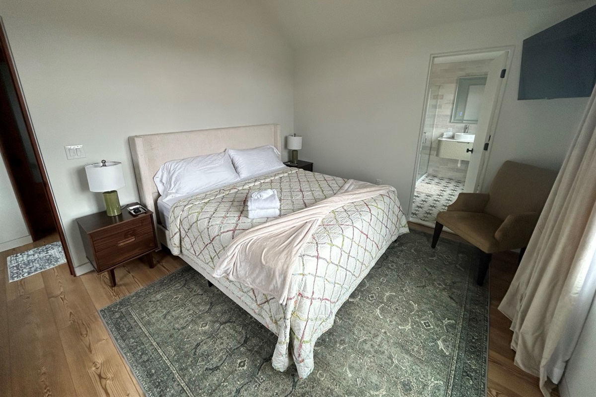 Bedroom 3 (king) with en suite bath