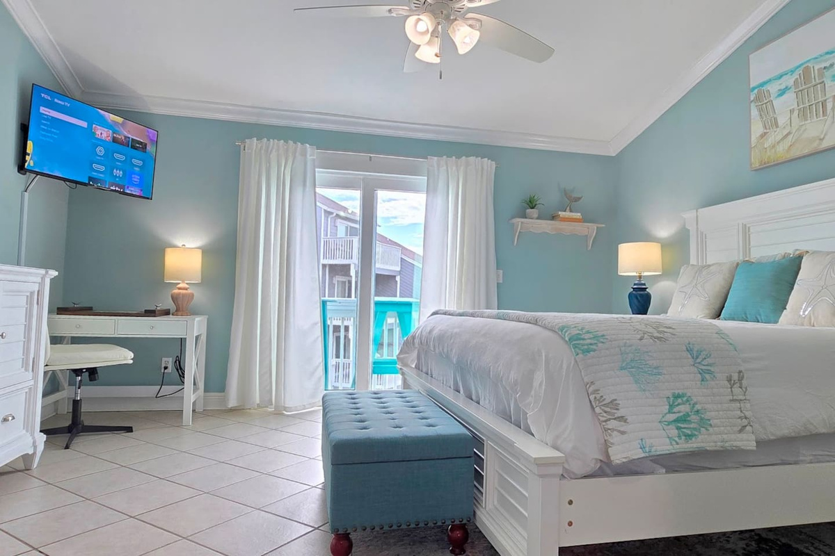  Stretch out in the spacious king master suite and let the Gulf light fill the room &mdash; nowhere you need to be until you decide there is.