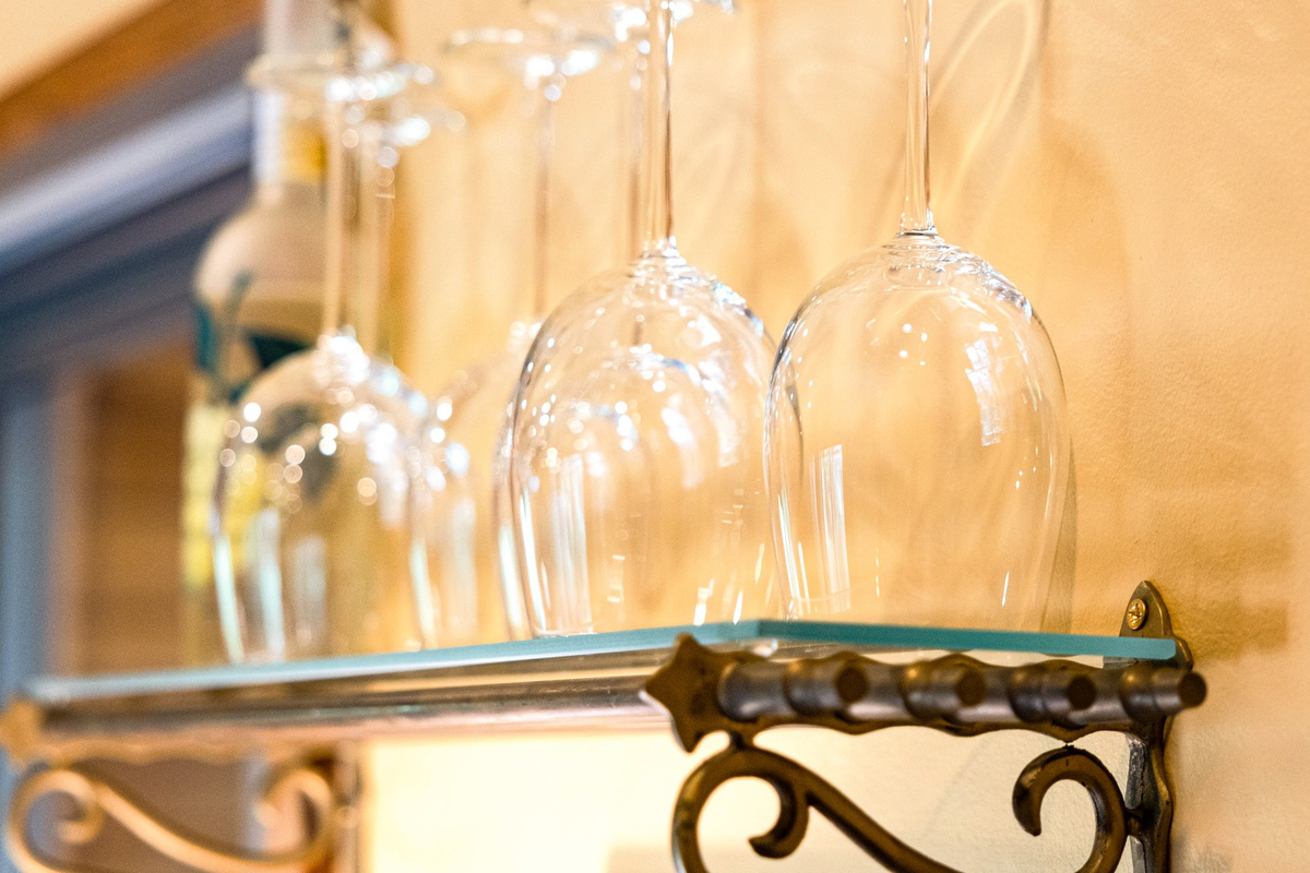 Hilltop Oasis Abingdon is the perfect put your feet up and relax over a glass of your favorite wine place. 