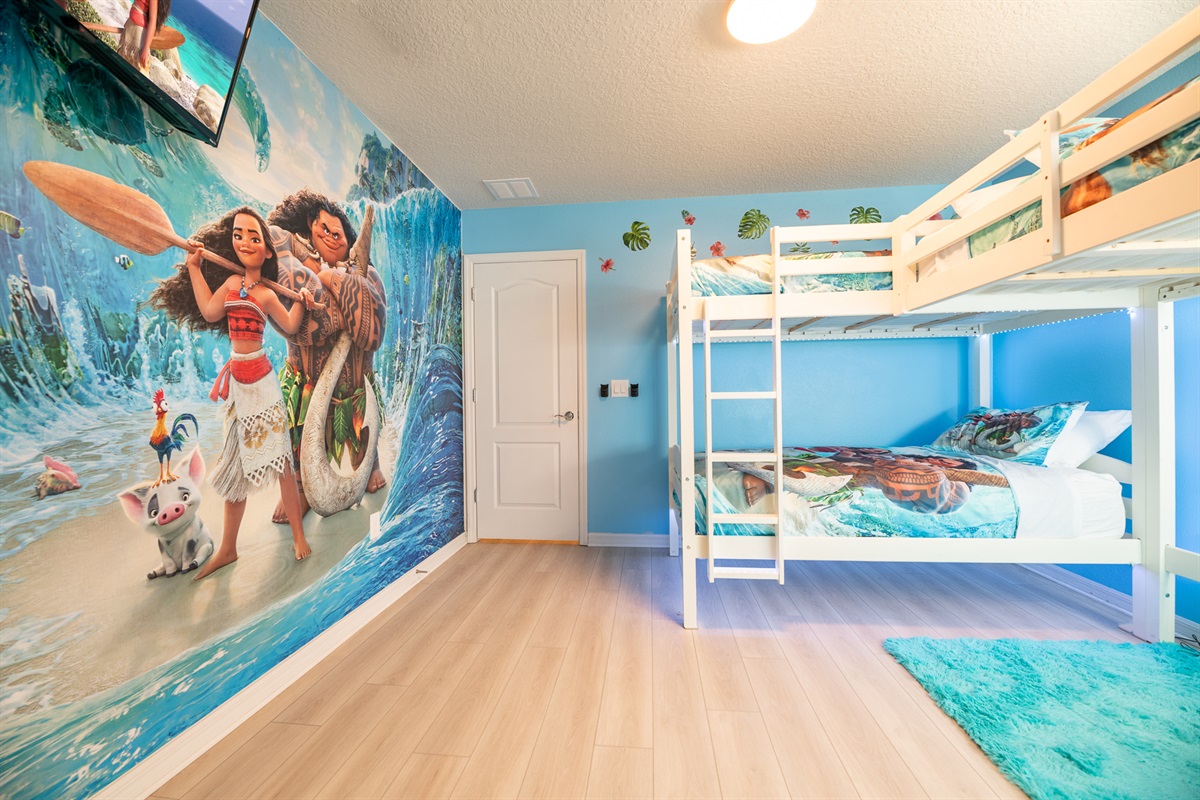A beautiful Moana mural completes this fun bedroom