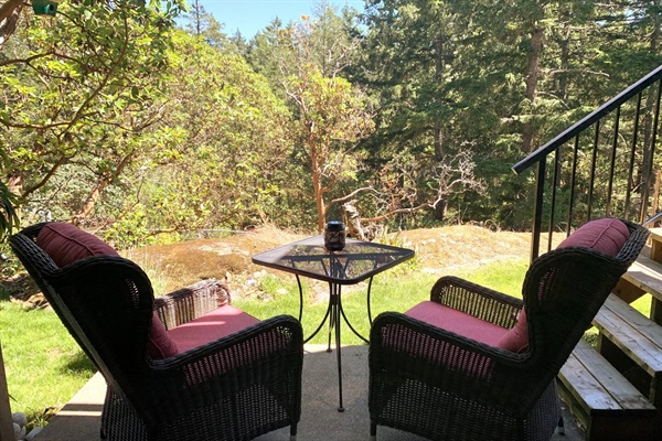 East facing private patio area surrounded by the forest where you can listen to songbirds and watch hummingbirds while you have your morning coffee in the sunshine. Cool and shady in the summer on those hot and sunny afternoons and evenings.