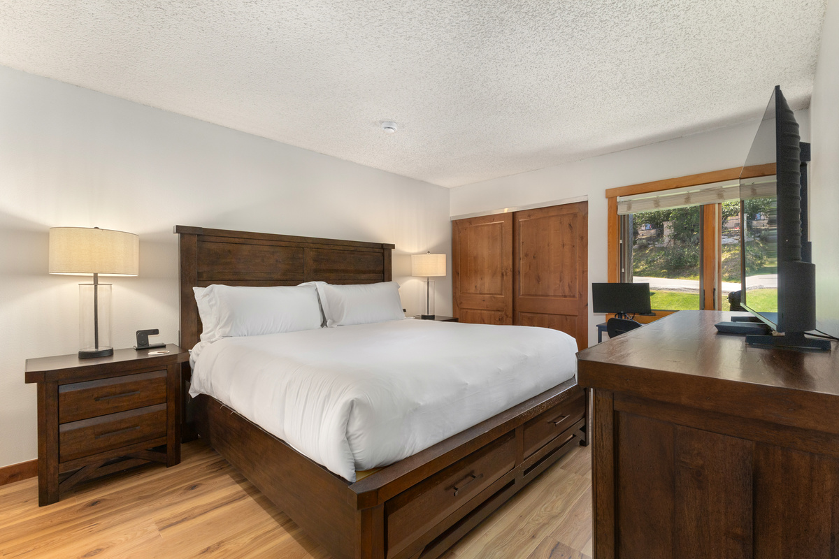 Bedroom #1 | King Bed | SmartTV