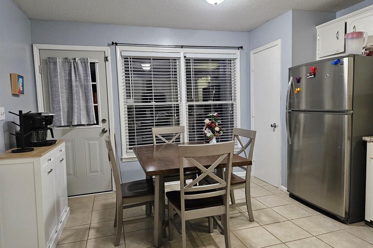 Cozy 3 bedroom 2 bath home offers plenty of room to sleep up to 7. High speed internet, washer and dryer, linens, and all kitchen amenities included. Located just across from Ft. Campbell Army Base.