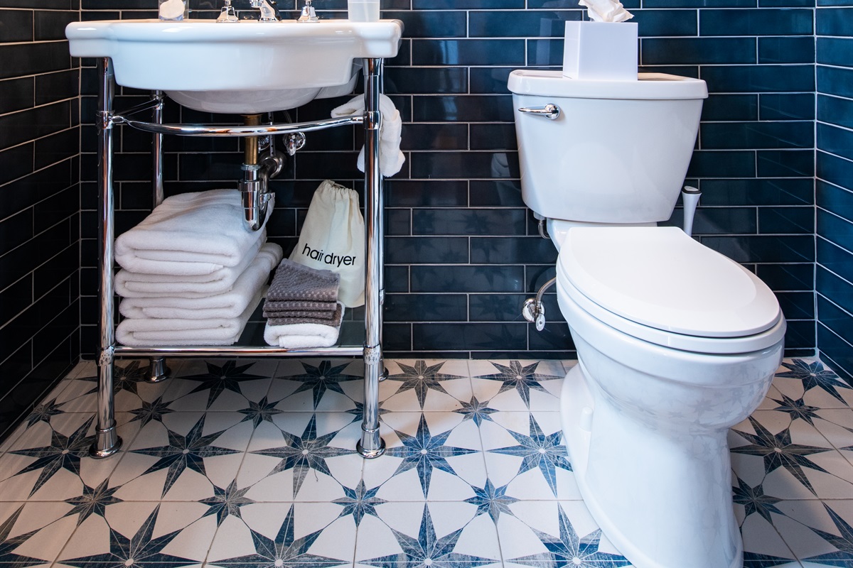 En-suite full bathroom