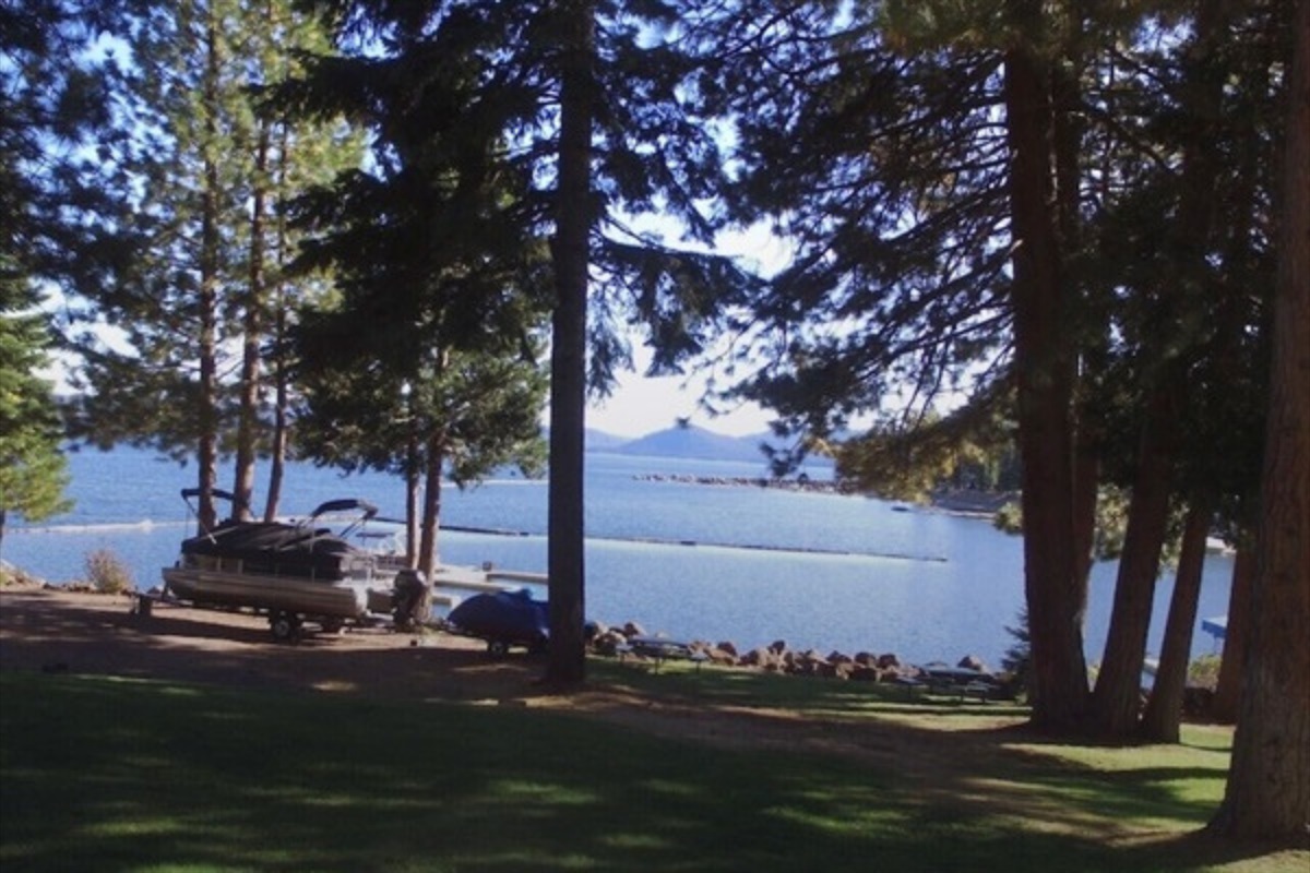 Another beautiful view of the lake.