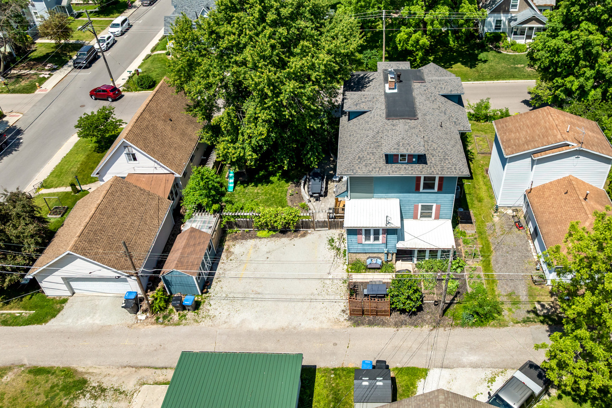 See the layout! This bird's-eye view highlights the property's generous footprint with plenty of private parking for large groups.