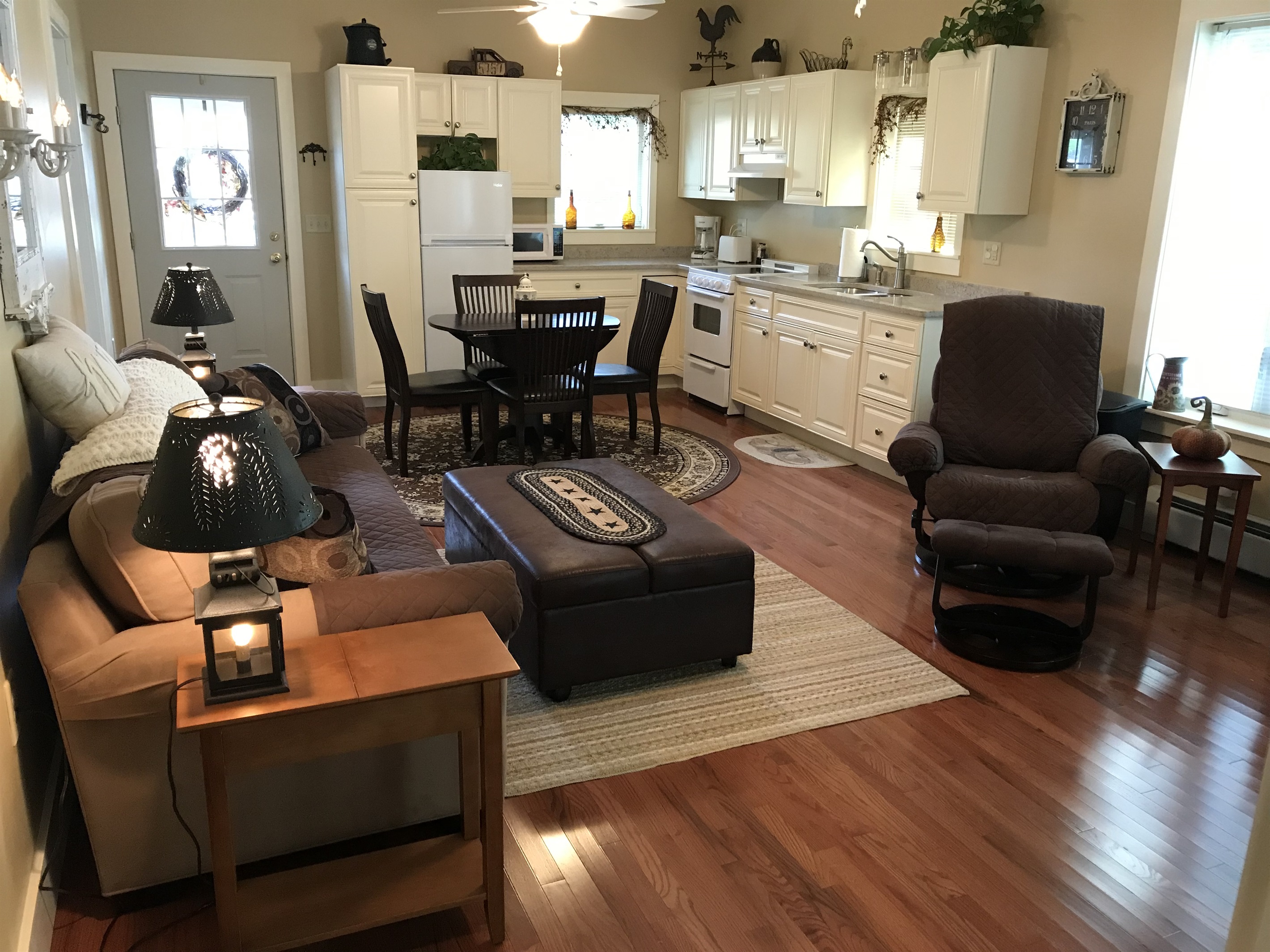 Living room/Eat-in kitchen