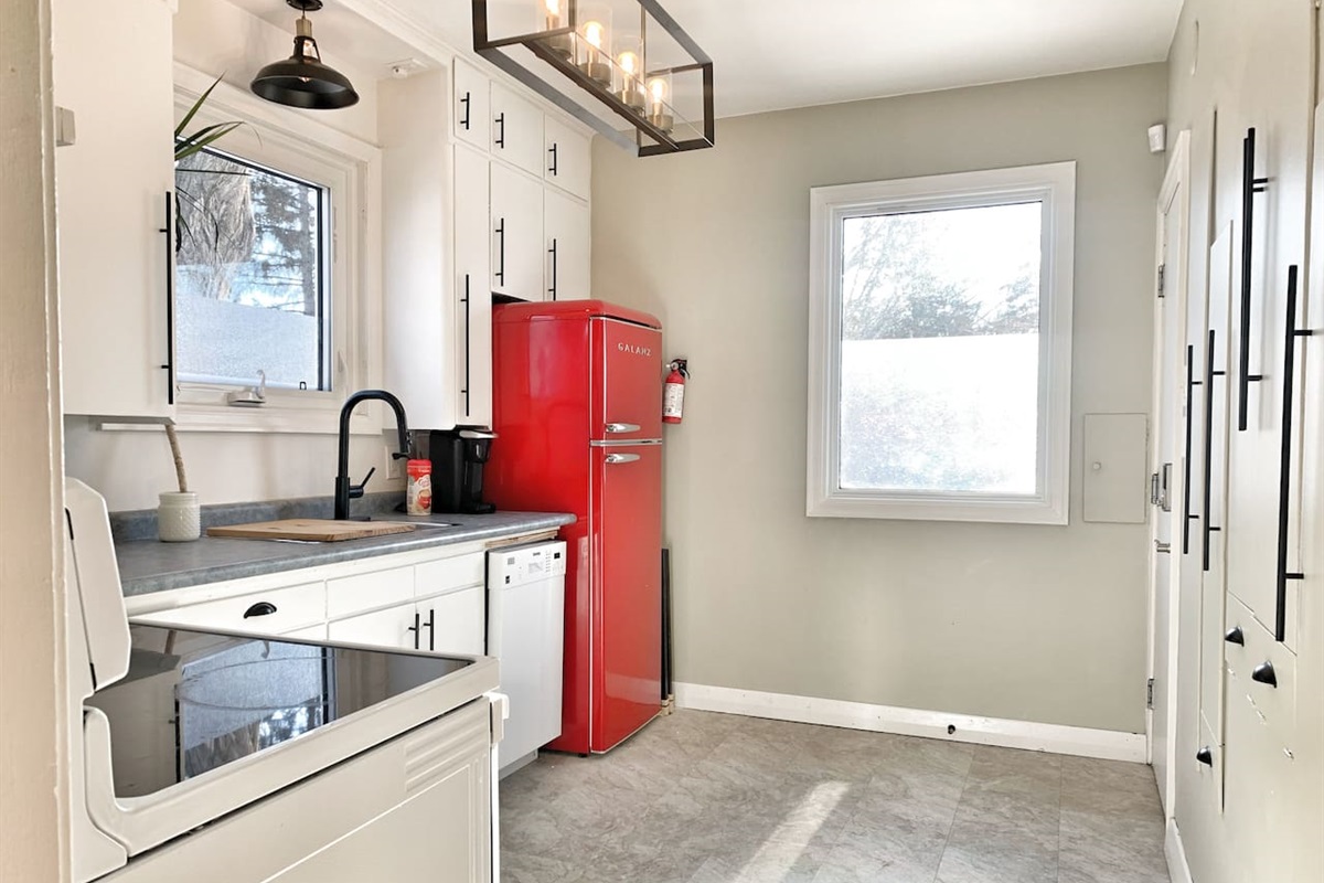 Fully Equipped Kitchen with Full-Size Appliances, small dishwasher & coffee station