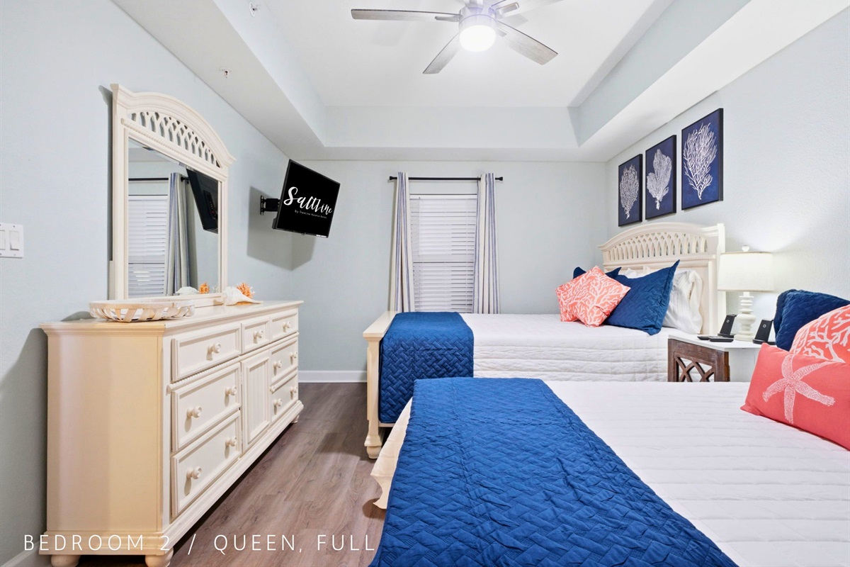 Guests will appreciate this cheerful bedroom, complete with comfortable accommodations and coastal-inspired d&eacute;cor.