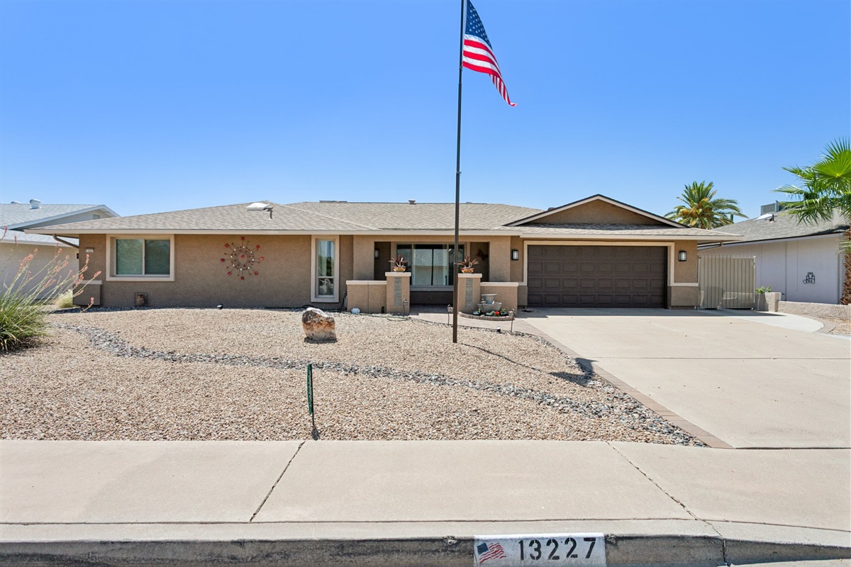 55+ Comfort & Quiet | 2BR Peaceful Home — Comfort & Quiet | 2BR Home in 55+ Neighborhood, Sun City West, Arizona — photo 4