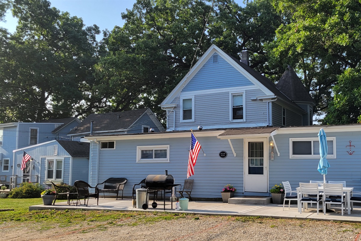 Old Lake House - Exterior Parking