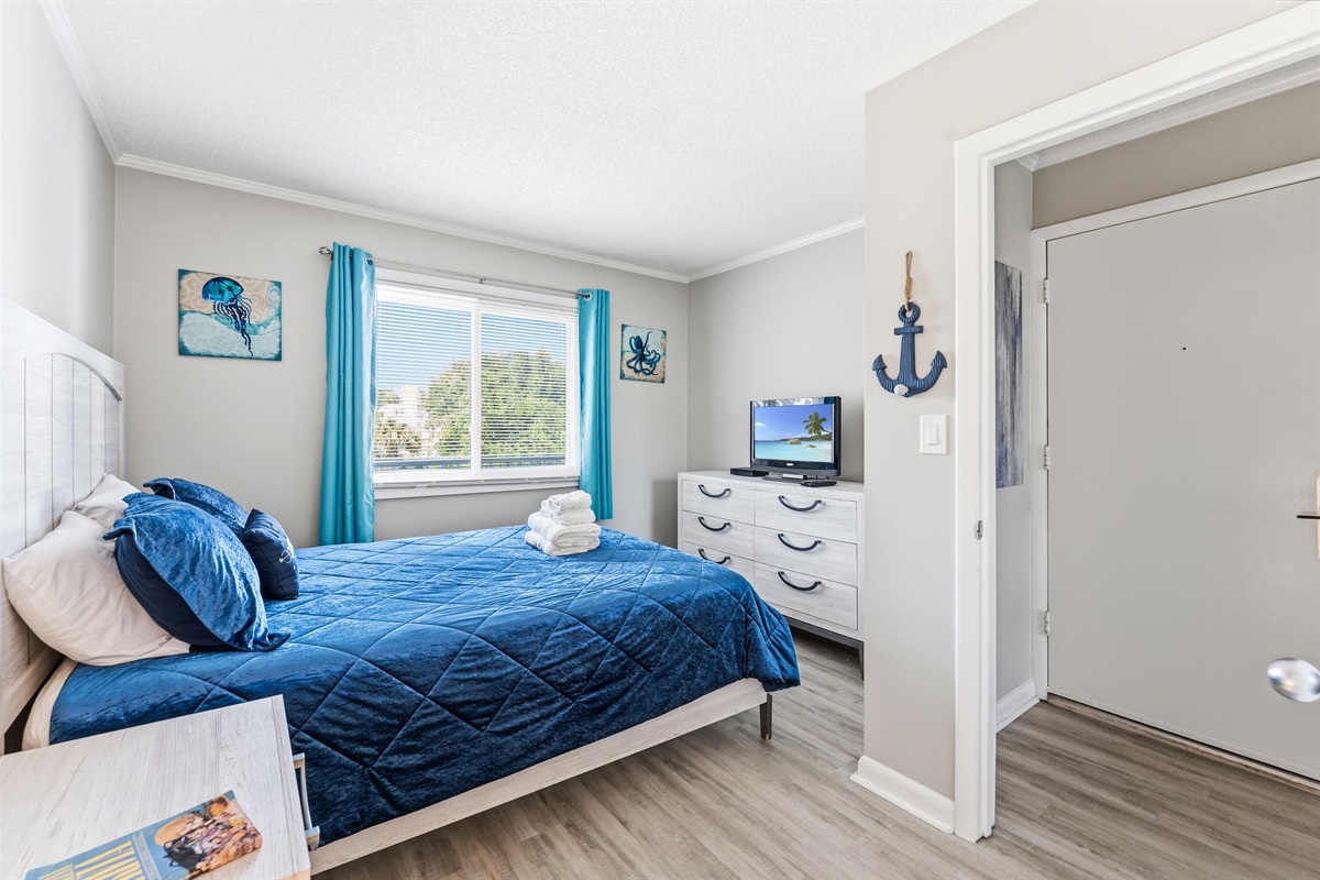 2nd bedroom with queen bed