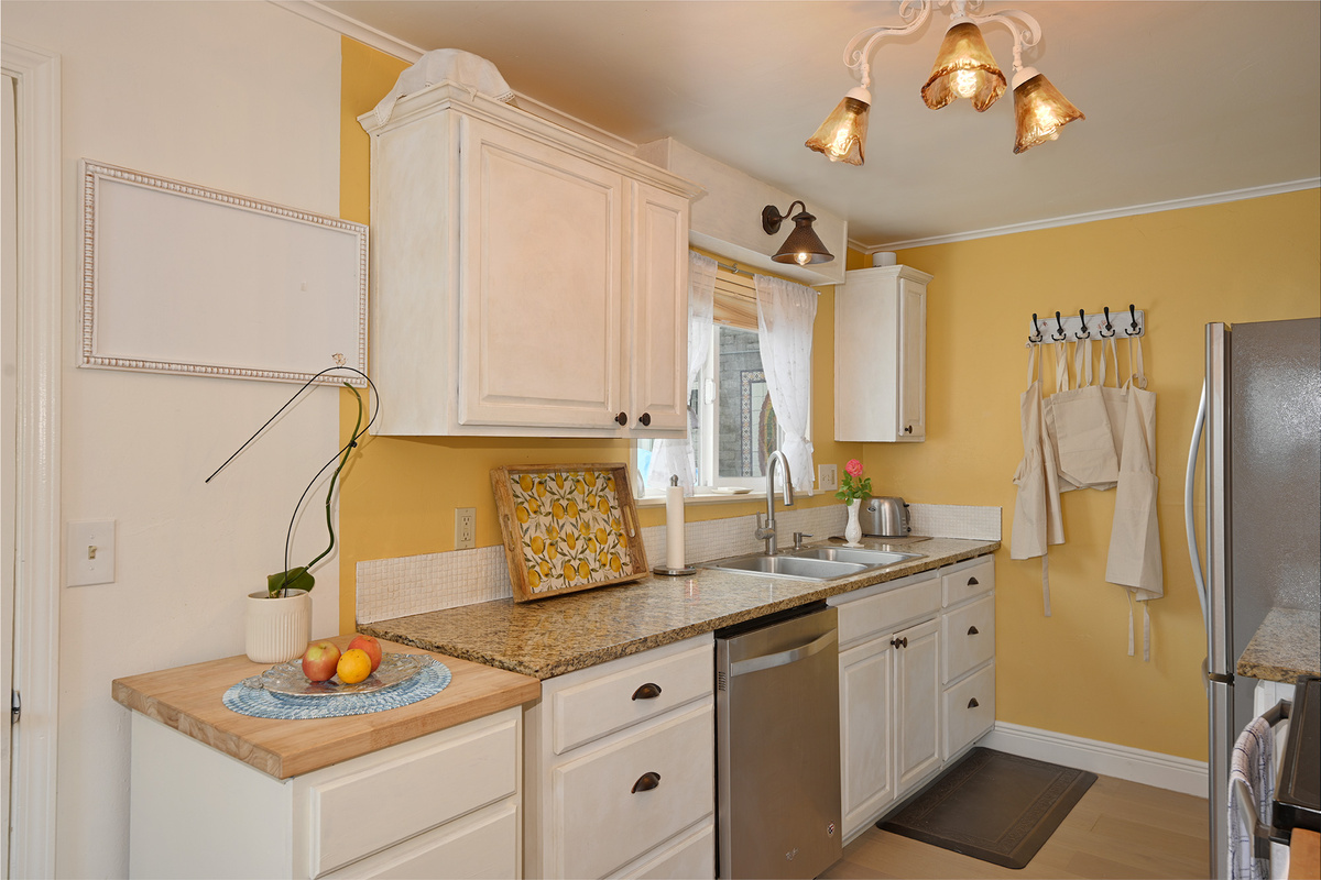 Craft your Signature Meal in this Full Kitchen. 