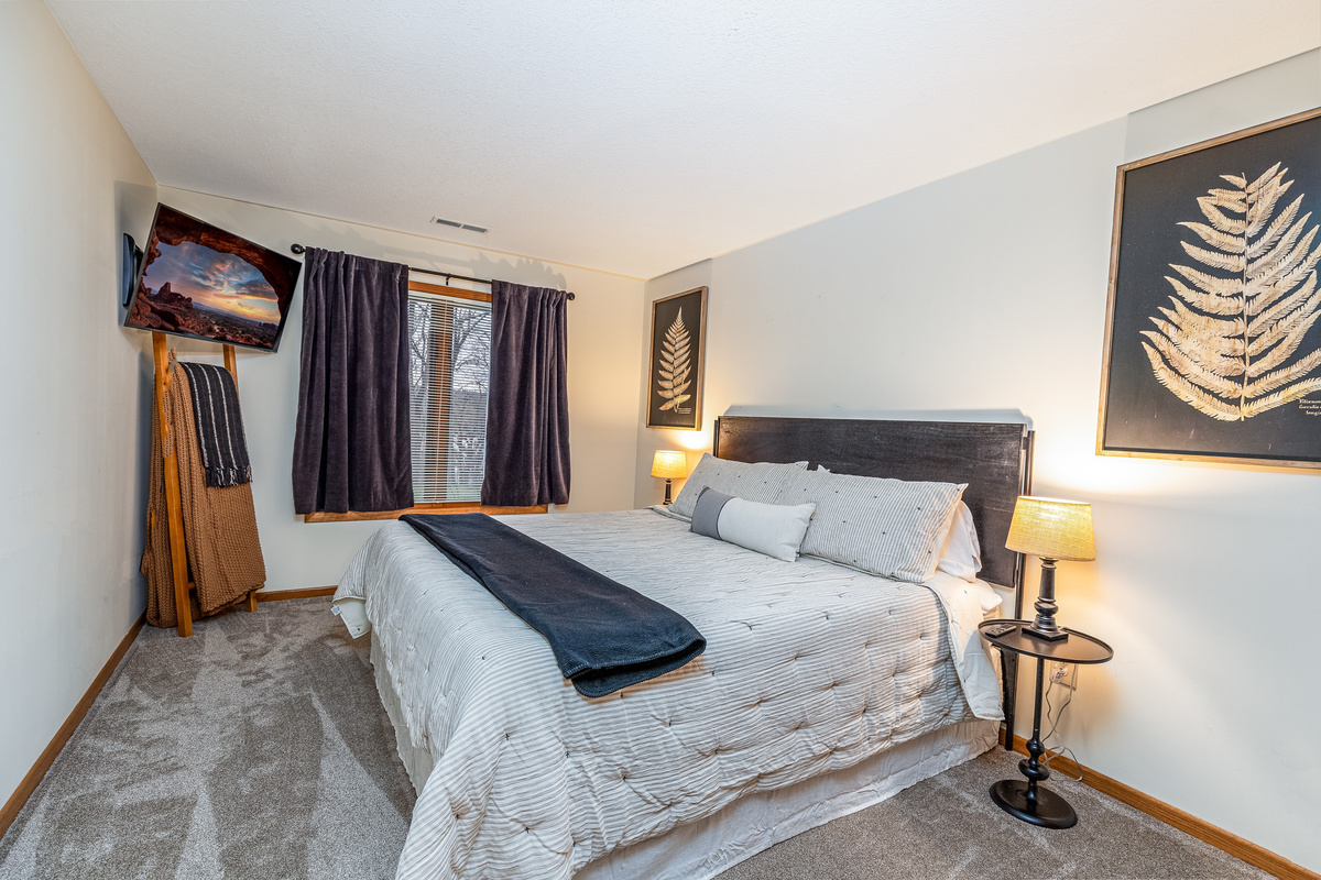 King size bed with ensuite bathroom (lower-level bedroom)