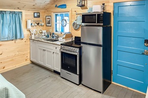 Fully equipped kitchen and kitchen appliances.