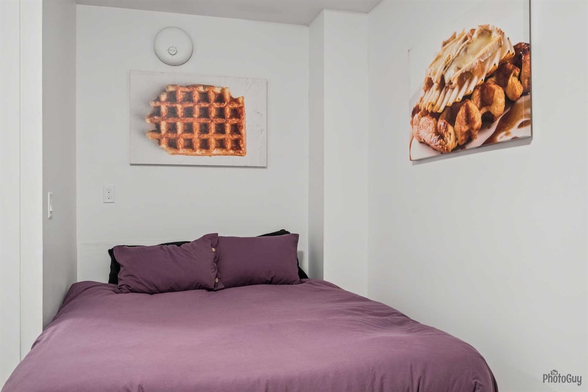 Single queen bedroom