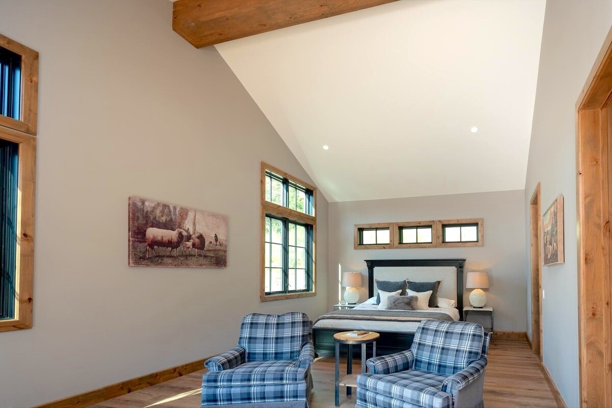 BR 1- Primary Suite with California King Bed and Sitting area