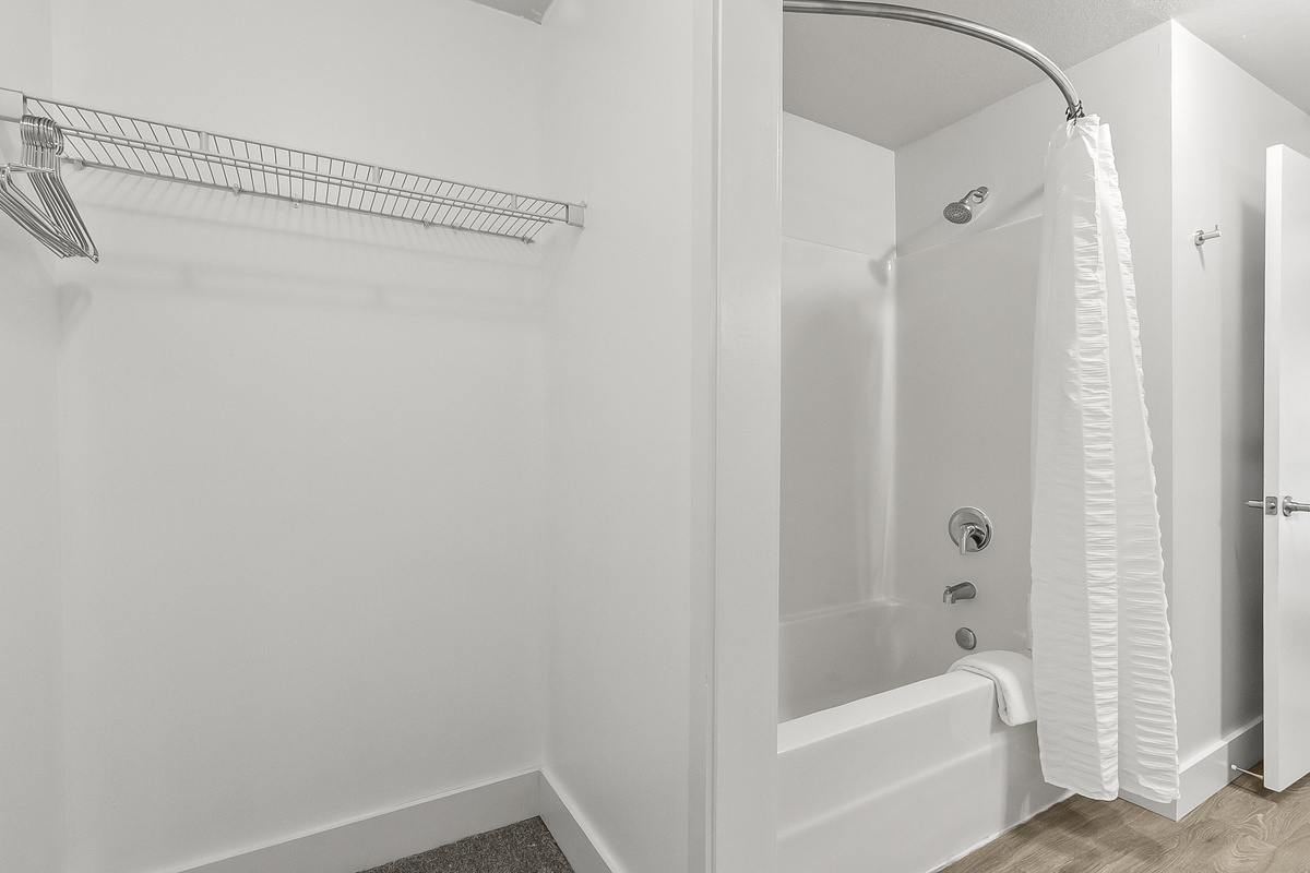 King Bathroom 2