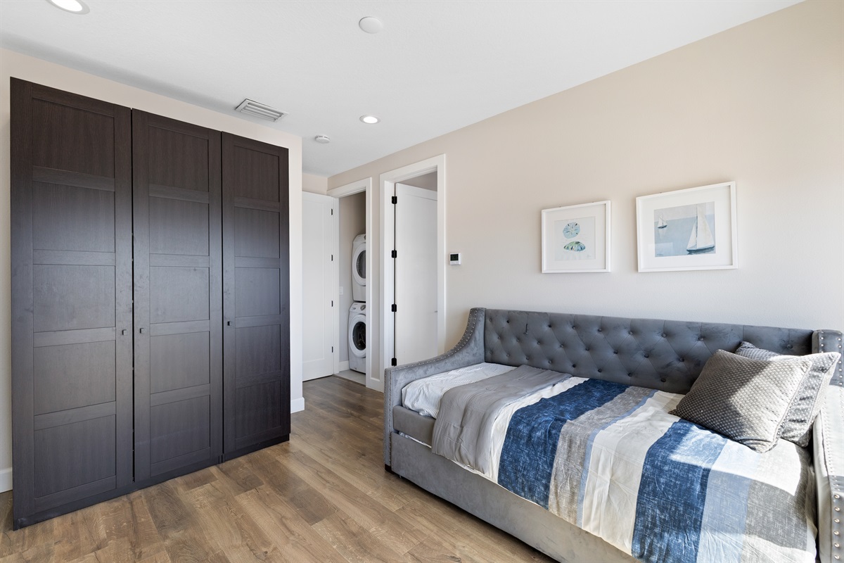 Trundle Bed upstairs loft, Sleeps 2